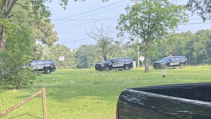 Local Residents Hold Suspect at Gunpoint Assisting Police in Chase