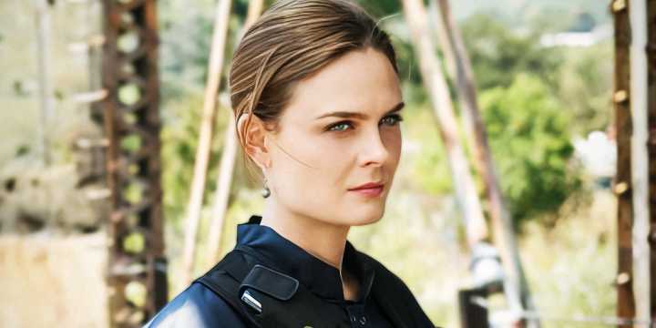 Emily Deschanel Was Great In Bones, But Her 6-Season Crime Show Streaming On Netflix Is A Must