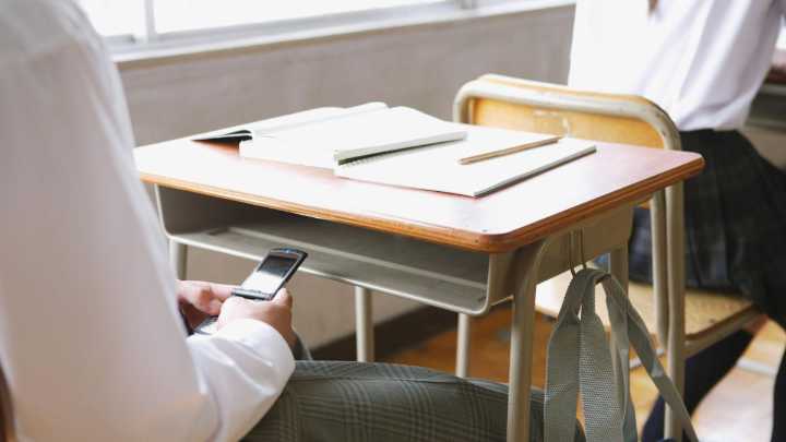 Junta escolar del condado de Wake da primer visto bueno a restricciones sobre uso de celulares en escuelas públicas