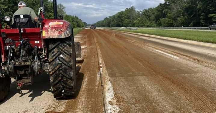 Knox County highway reopens after truck spills corn meal