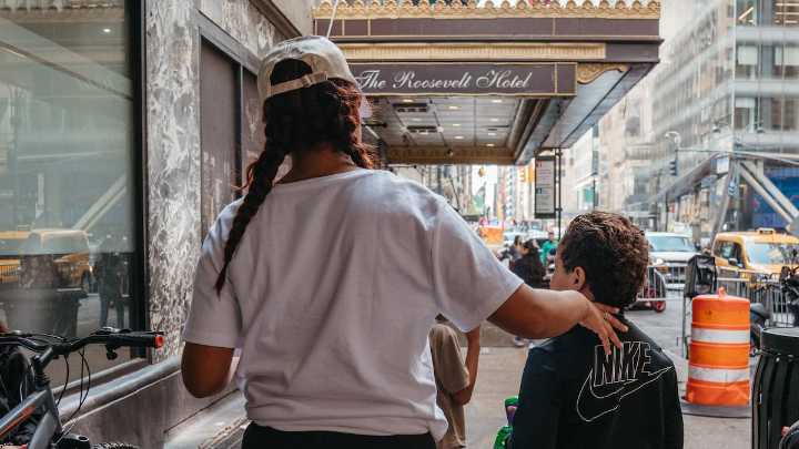 Miles de madres migrantes se enfrentan al cierre de los hoteles refugio de Nueva York: “¿Cuánto costará alquilar una casita?"