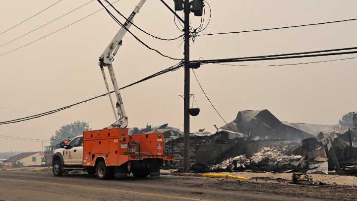 Rapidly moving wildfire triggers evacuation orders for La Ronge, Eagle Point