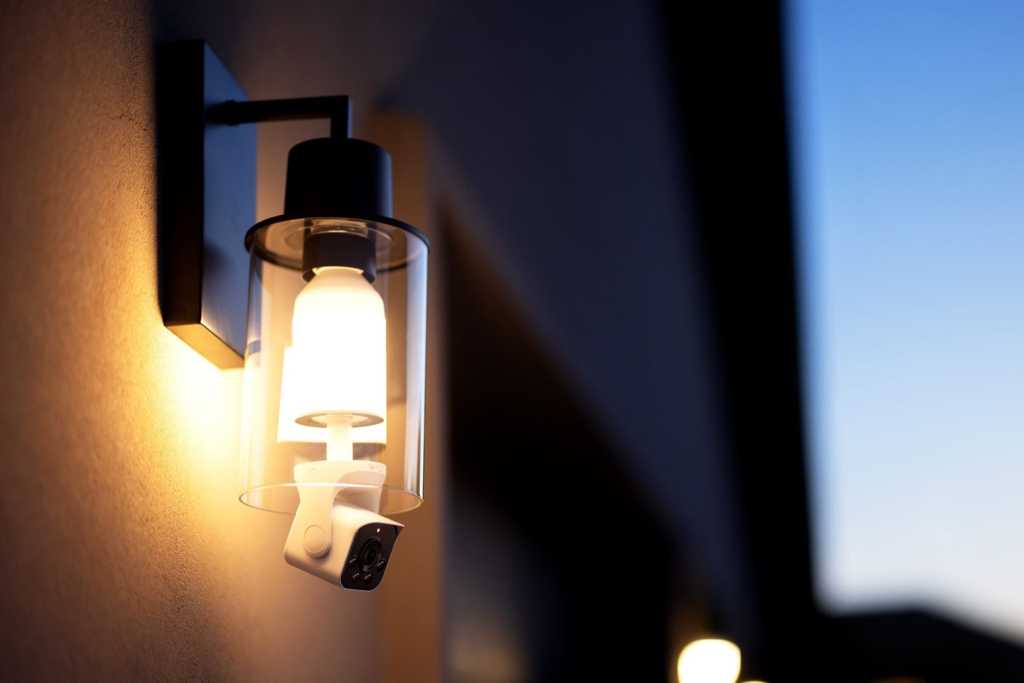 Wyze’s new security cam screws into a standard light socket