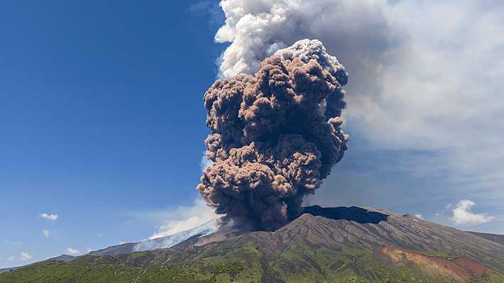 Erupción volcánica deja enorme nube de humo y cenizas en Italia: Actividad no representa peligro para la población