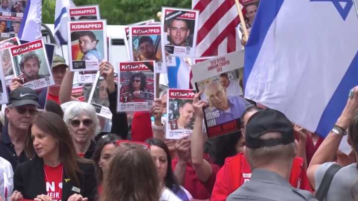 Boulder Jewish Community Gather to Shine Light on Israeli Hostages Still in Gaza 1 Week After Terror Attack