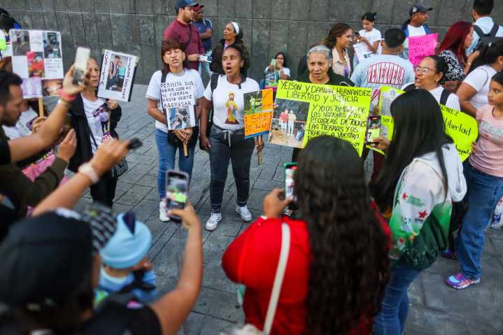 Familias inician vigilia para pedir la libertad de los venezolanos presos en El Salvador