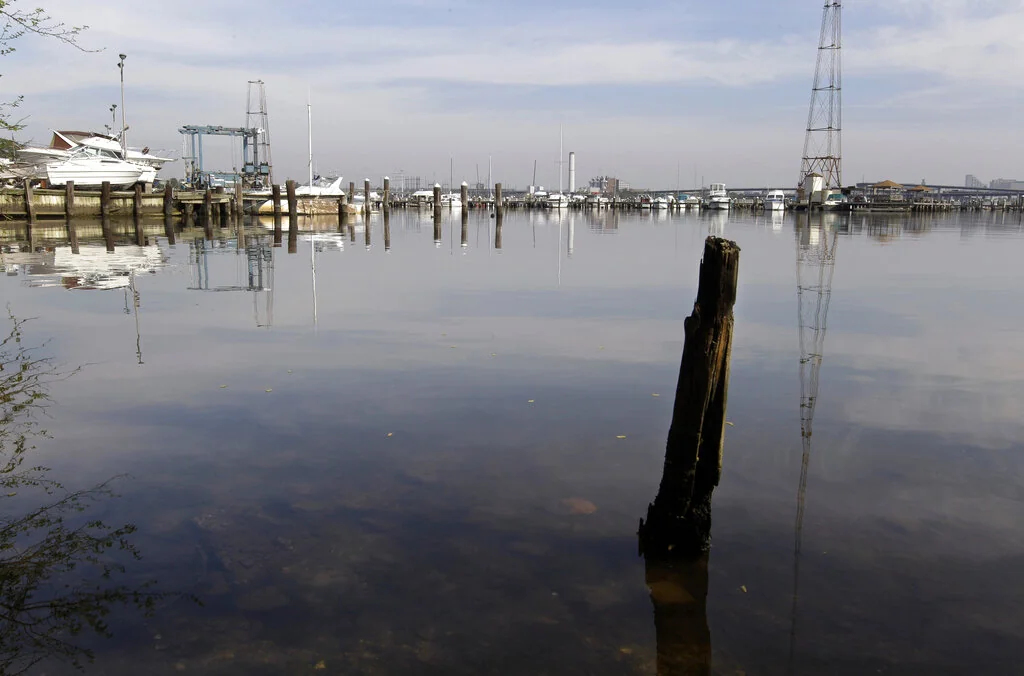 2,000 gallons of diesel spill into Baltimore harbor