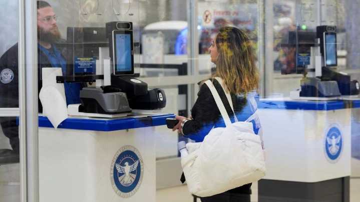 4 preguntas para entender cómo las restricciones de viaje anunciadas por Trump afectan a ciudadanos de Venezuela y Cuba