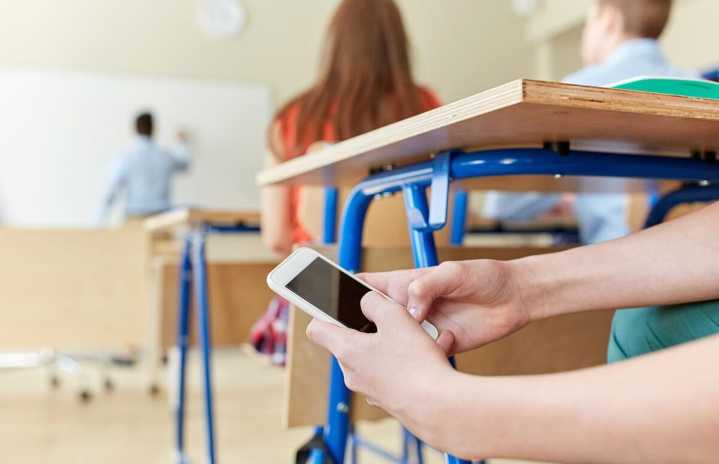 Prohibirán uso de celulares en escuelas públicas en Texas