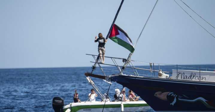 Buque de ayuda a Gaza rescata a cuatro migrantes en el mar; decenas regresan a Libia