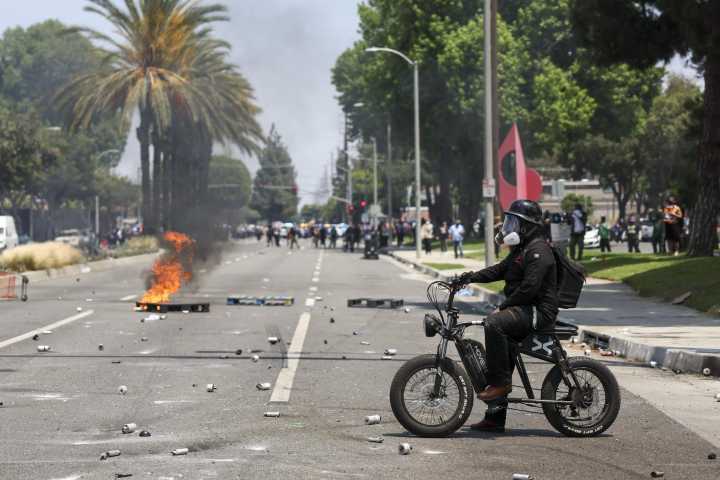 La protesta contra agentes de Inmigración crece en Los Ángeles en segundo día de redadas
