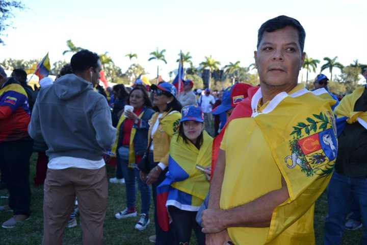 Un juez impide que Trump invalide los permisos legales de 5.000 venezolanos