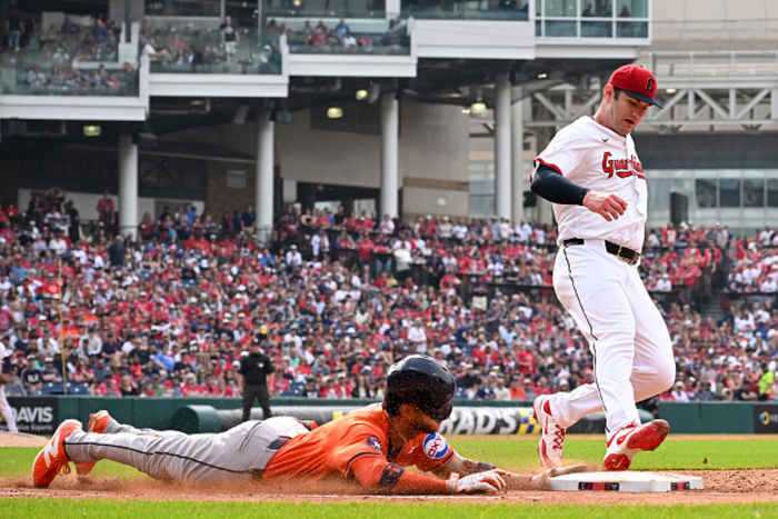 Strong extra-inning hitting helps Astros take down Guardians, 5