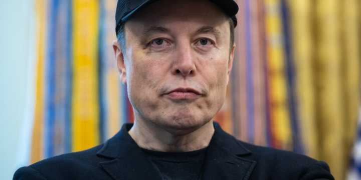Musk luce un moretón en el ojo en su despedida y lo atribuye a un puñetazo de su hijo