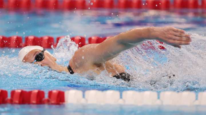 Summer McIntosh demolishes world record in 400m freestyle at Canadian swimming trials