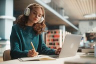6 Best Investing Apps for College Students in 2025: Start With Just $1 • Benzinga