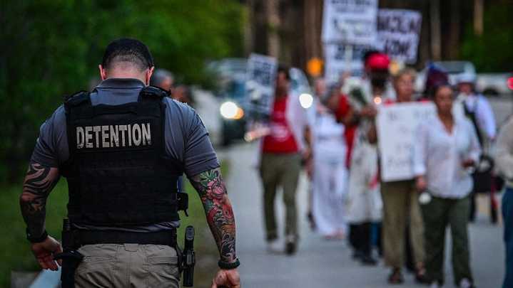 El negocio redondo de las detenciones y deportaciones