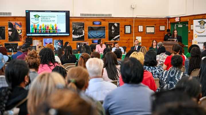 Protestas en Brentwood y Central Islip ante nuevas escuelas chárter