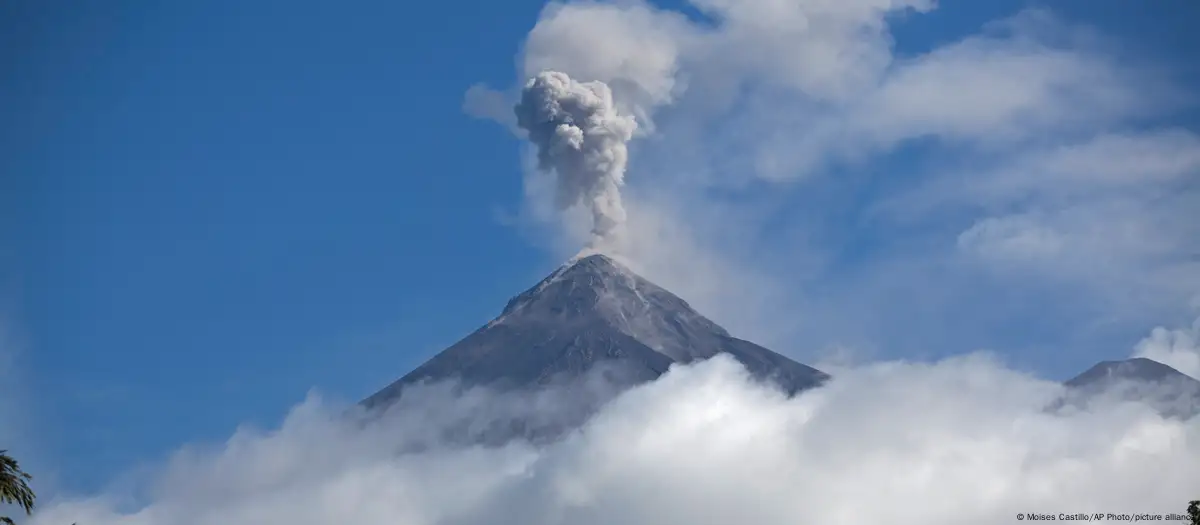 Volcán de Fuego mantiene erupción en Guatemala, sigue alerta naranja