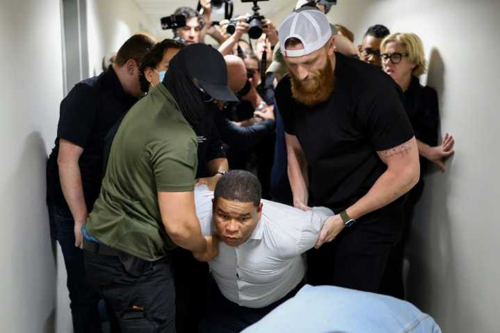 «No se resista», agentes del ICE detienen a dos migrantes dentro de un tribunal en NY
