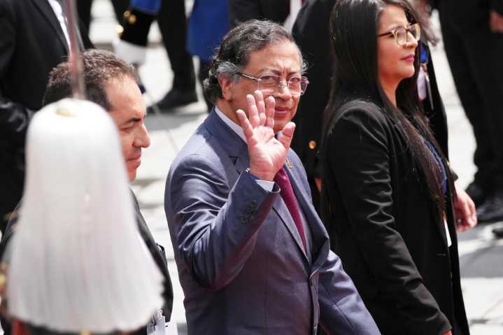 Polémica en Colombia tras decisión de Petro de decretar la consulta popular que negó el Senado