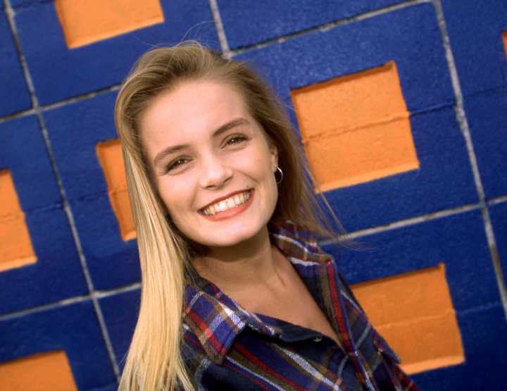 '90s Actress, 50, Unrecognizable Singing the National Anthem