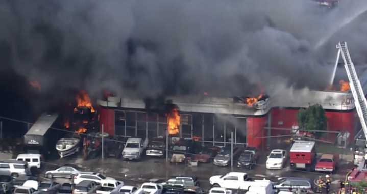 Incendio en taller mecánico familiar moviliza a casi 100 bomberos en el norte de Houston