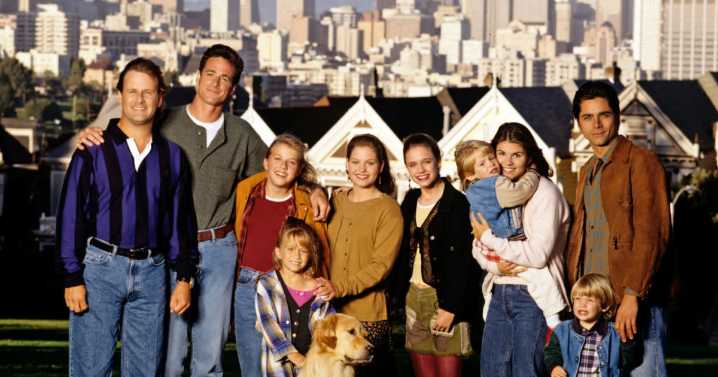 Beloved '90s Sitcom Stars Reunite 3 Years After Sudden Death of Costar