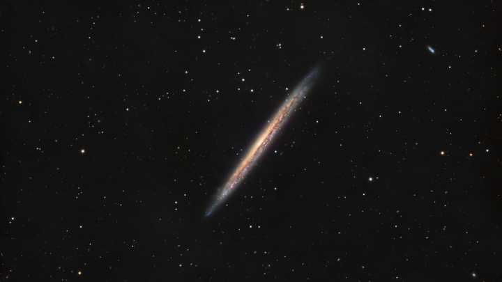 The Knife Edge Galaxy cuts a sharp profile in new amateur portrait (photo)