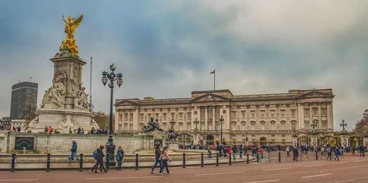 Palace reassure public, "Queen booed PM from home"