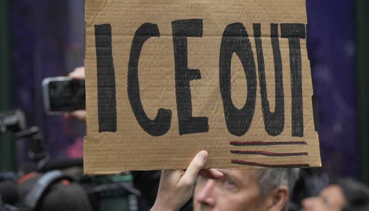 ICE detains two in Pilsen without warrants, Ald. Sigcho