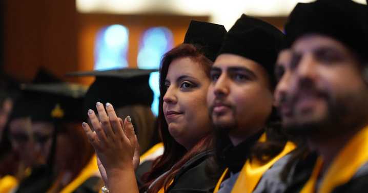 Médico exhorta a nuevas generaciones a  humanizar la medicina y promover educación