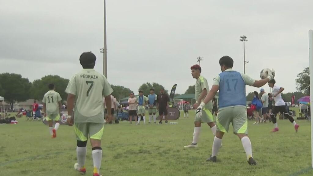 Así se hidratan los jóvenes que participan en la Copa Univision para no sufrir un golpe de calor