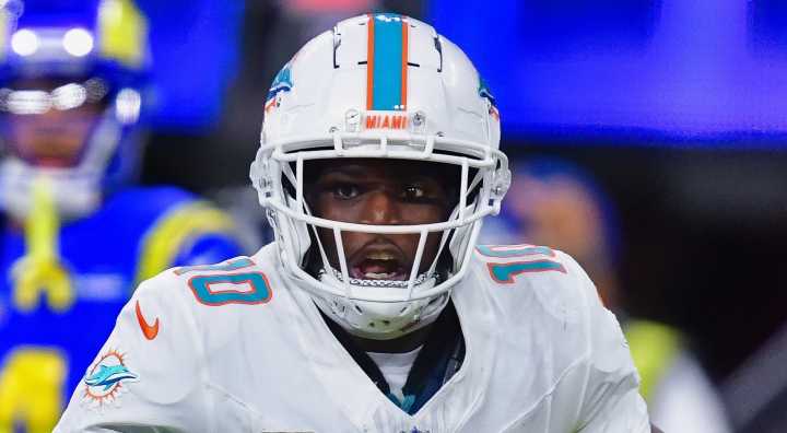 Steelers Shock The NFL & Acquire Dolphins Superstar WR Tyreek Hill For Aaron Rodgers In Blockbuster Trade Proposal