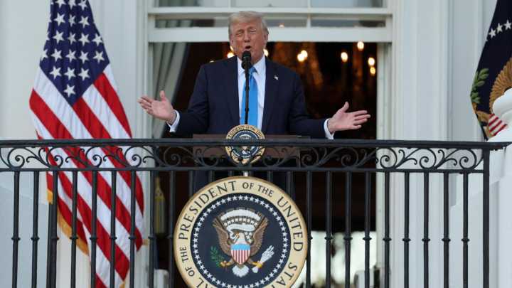 Trump prohíbe la entrada a EEUU de ciudadanos de doce países y limita la de otros siete por "seguridad nacional"
