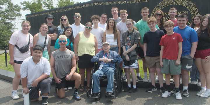 WWII veteran becomes a “Sioux-lebrity” while visiting memorials in Washington D.C. during Midwest Honor Flight mission