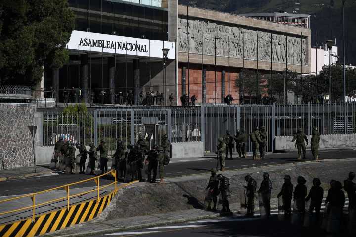 Parlamento de Ecuador inicia sesión con minuto de silencio por asesinato de cuatro secuestrados
