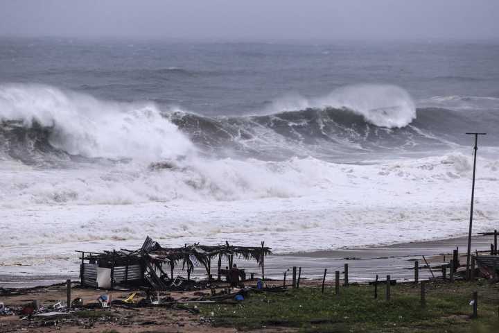 México revisa avance de tormenta Barbara y prevé que crezca a huracán categoría 1 el lunes