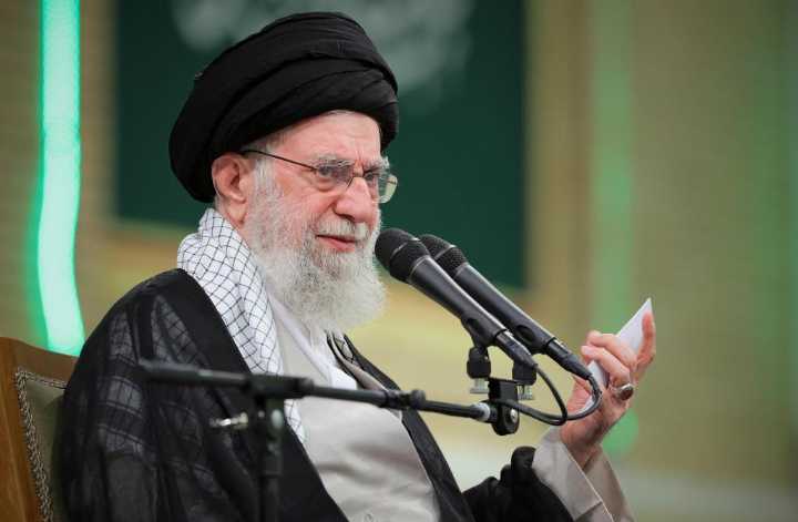 El líder supremo de Irán critica la propuesta de EEUU pero no descarta un acuerdo nuclear