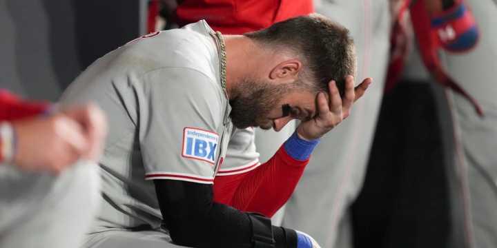 Bryce Harper dealing with right wrist injury