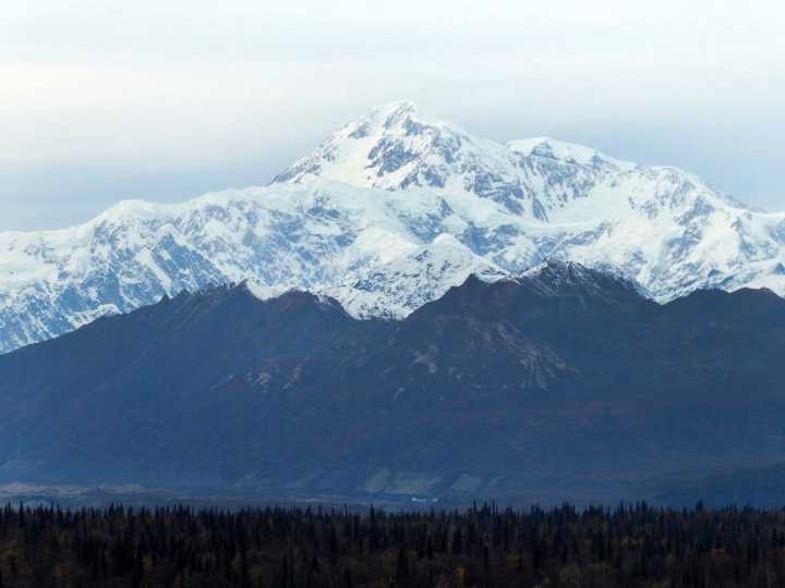 Esquiador muere tras caer más de 3,000 pies de la montaña más alta de América del Norte