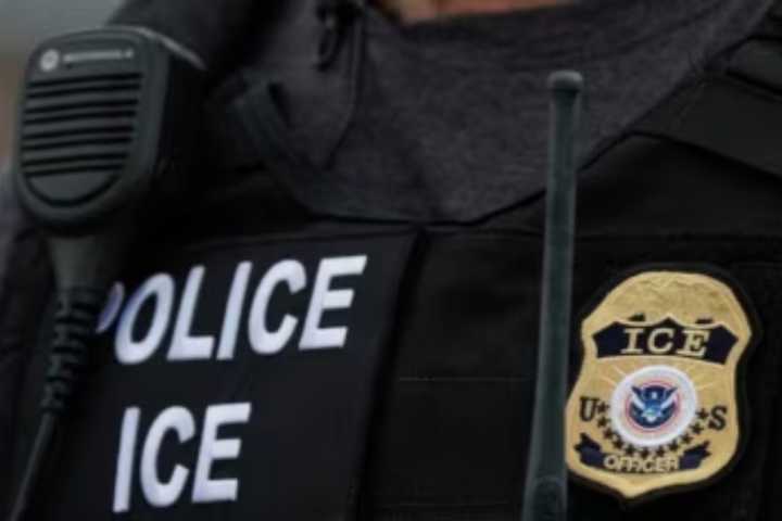 Hombre : ayuda a migrantes en redada y se viraliza