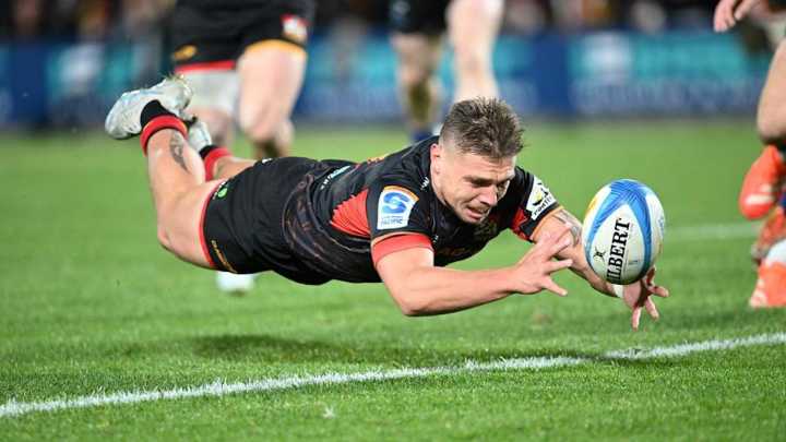 Blues keep Super title defence alive with last