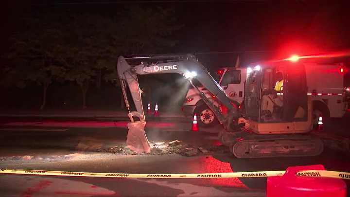 Water main break shuts down part of Chamblee Dunwoody Road