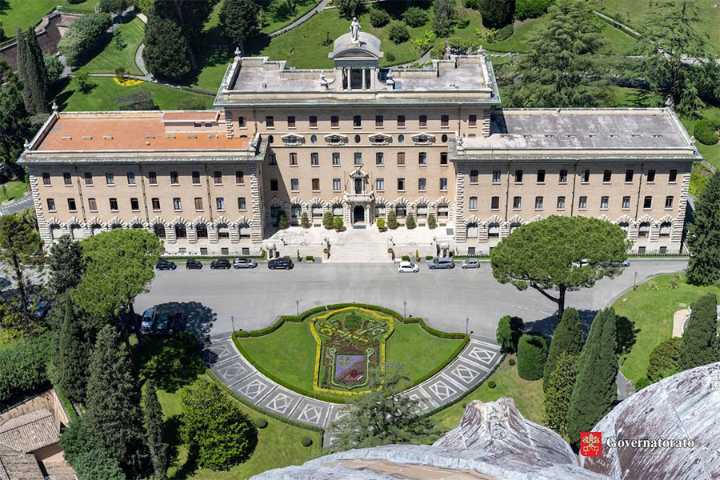 Vatican gardeners plant botanical reproduction of pope’s coat of arms