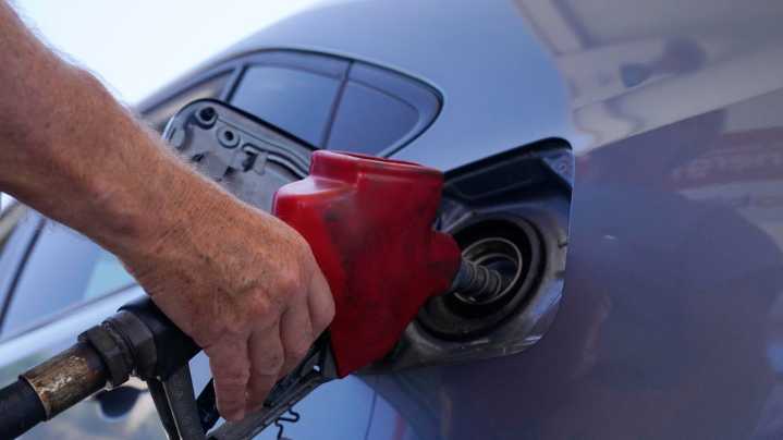 AAA reports drop in crude oil prices, stemming from prices at the pump decreasing