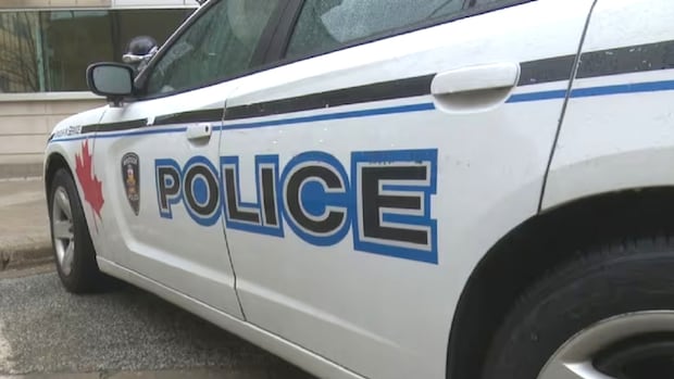 Cops search for suspect after they say man was stabbed, robbed in Windsor alley