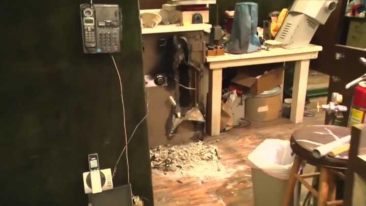 4 suspects use blowtorches to empty safes at jewelry store