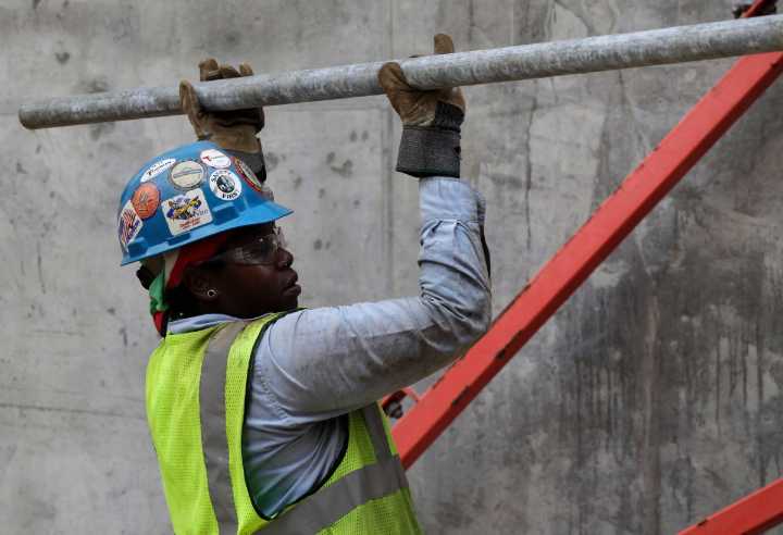 Redadas migratorias en obras amenazan la industria de la construcción en EE.UU.