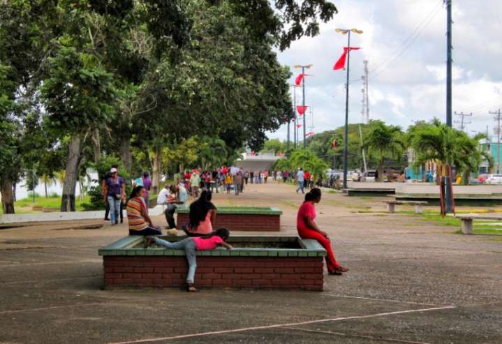 Denuncian presunto maltrato contra un niño indígena en la entrada de reconocida panadería